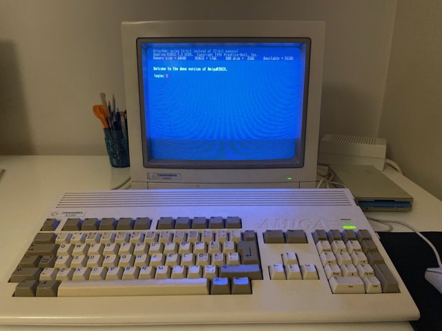 Photo of Amiga 1200 with CRT monitor displaying the Minix Welcome Screen